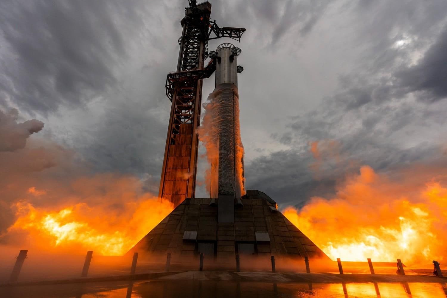 До взлёта Starship V3 остаются считанные дни: появились эффектные фото и видео прожига Super Heavy V3