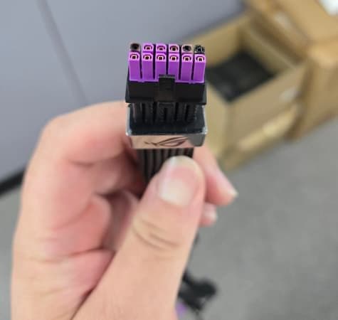 Дорогой и красивый кабель питания Asus ROG Equalizer должен был уберечь видеокарту от оплавления, но в итоге расплавился сам